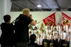 Gruppenbild mit Fahnen. (Bild: Michel Canonica)