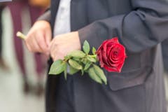 Eine Rose als Zeichen des Sieges für Paul Rechsteiner. (Bild: Hanspeter Schiess)