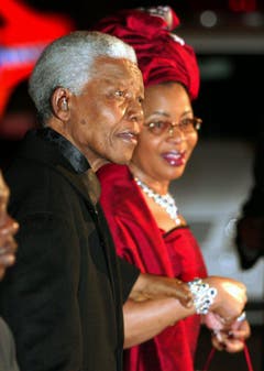 Nelson Mandela und seine zweite Frau Graca Machel (2003). Mandela heiratete die Witwe des ehemaligen Präsidenten von Mosamibk im Jahr 1998. Insgesamt war Mandela dreimal verheiratet. (Bild: Keystone)