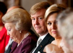 Der neue König Willem-Alexander sitzt zwischen seiner Mutter Beatrix und seiner Ehefrau Maxima. (Bild: Keystone)
