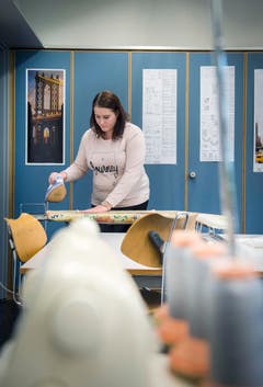 Kostümschneider bei der Arbeit. (Bild: Andrea Stalder)