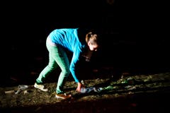 Eine OpenAir-Besucherin sucht nach Pfandbechern. (Bild: Benjamin Manser)