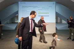 Marc Mächler mit seiner kleinen Tochter. (Bild: Michel Canonica)