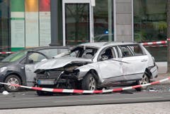 Das beschädigte Auto. (Bild: Keystone)