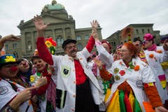 Spitalclowns feiern auf dem Bundesplatz in Bern das 20-jährige Bestehen der Stiftung Theodora. (Bild: Keystone)