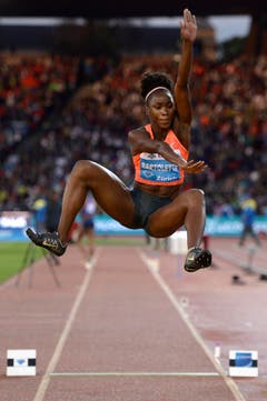 Die Amerikanerin Tianna Bartoletta zeigt beim Weitsprung ebenfalls eine Waghalsige Choreografie. (Bild: Keystone)