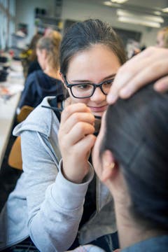Maskenbildnerinnen proben. (Bild: Andrea Stalder)