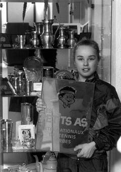 Martina Hingis als zehnjähriges Tenniswunderkind mit ihren Trophäen. Zu diesem Zeitpunkt war sie Schweizermeisterin in der Kategorie der 13/14-Jährigen. (Bild: Keystone)