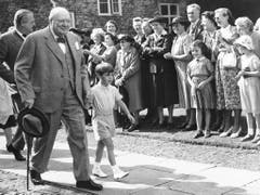 Bewunderung für Opa Winston: Churchill mit seinem Enkel Christopher Soames auf dem Weg zur Taufe von dessen Bruder (1952). (Bild: Keystone)