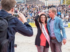 Marion Weibel mit Moderator Reto Scherrer. (Bild: Hanspeter Schhiess)