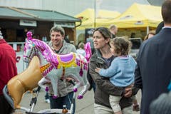 St. Gallen - OFFA Frühlingsmesse Freitzeit- und Sportmesse und Pferdemesse Besucher bei oder in der Arene bei der Darbietung der Pferdevoltiiererinnen (Bild: Ralph Ribi)