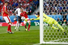 Yann Sommer pariert einen Schuss Paul Pogbas. (Bild: Keystone)