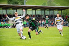 Albert Bunjaku wird vom Schweizer Nationalspieler Nico Elvedi gestoppt. (Bild: Urs Bucher)