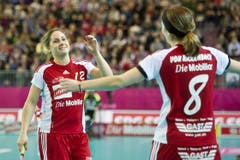 Tanja Stella (l.) und Priska von Rickenbach hatten beim 21:1 gegen Russland viel zu jubeln. (Bild: Keystone)