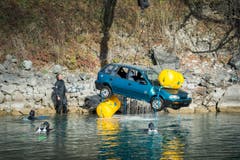 Polizeitaucher der Kantonspolizei St.Gallen während einer Einsatzübung am Walensee. Bei der Übung wird ein Kleinwagen versenkt und anschliessend geborgen (Bild: Urs Bucher)