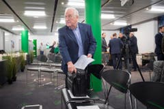 "Wir haben uns für einen Neustart in der Clubführung entschieden." Aktionär Edgar Oehler an der Medienkonferenz im Dezember, an der bekannt wird, dass Matthias Hüppi neuer Präsident des FC St.Gallen wird. (Bild: Keystone)