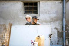 Anpacken in Herisau: Die Armee hilft mit. (Bild: Michel Canonica)