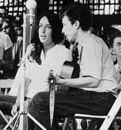 Bob Dylan und Joan Baez singen gemeinsam am Jazz Festival in Newport. Ihre Cover-Version von Bob Dylans Anti-Kriegshymne "Blowin' in the Wind" wurde einer der bekanntesten Songs von Baez. (Bild: Keystone)