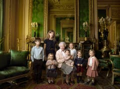 Queen Elizabeth II mit ihren fünf Urenkeln und ihren zwei jüngsten Enkeln im "Green Drawing Room" im Schloss Windsor. Die Kinder von links: Der achtjährige James Viscount Severn und die zwölfjährige Louise. Beides Kinder von dem Earl and Countess of Wessex. Mit der Handtasche: Mia Tindall, die zweijährige Tochter von Zara and Mike Tindall. Die Dritte von rechts: Die fünfjährige Savannah; ganz rechts steht die dreijährige Tochter von Peter Phillips. Neben der Queen steht der zweijährige Prinz George, Sohn von Prinz William und Kate. Traditionell auf dem Schoss der Queen die Jüngste: die elf Monate alte Prinzessin Charlotte. (Bild: Keystone)