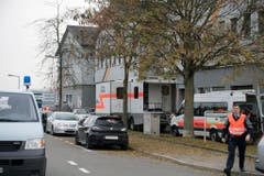 Polizei-Razzia in der An'Nur-Moschee in Winterthur, am Mittwoch, 2. November 2016. ..Am fruehen Mittwochmorgen hat die Kantonspolizei Zürich zusammen mit der Stadtpolizei Winterthur die An'Nur-Moschee in Winterthur durchsucht. Es handelt sich um den "Vollzug eines Vorfuehrbefehls bzw. einer Hausdurchsuchung" im Auftrag der Staatsanwaltschaft Winterthur/Unterland. Die Moschee im Winterthurer Stadtteil Hegi geriet mehrmals wegen mutmasslicher Radikalisierung von Jugendlichen in die Schlagzeilen...(KEYSTONE/Walter Bieri) (Bild: Keystone)