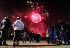 Menschen verfolgen das Silvesterfeuerwerk in Boston. (Bild: Keystone)