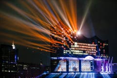 Mit einer spektakulären Lichtshow auf und an der Fassade wurde die Elbphilharmonie im Januar in Hamburg eröffnet. "Elphi“, wie das Konzerthaus auch genannt wird, wurde mit dem Ziel gebaut, ein neues Wahrzeichen der Stadt darzustellen und ein "Kulturdenkmal für alle“ zu schaffen. Das 110 Meter hohe Gebäude am rechten Ufer der Norderelbe wurde nach über zehn Jahren Bauzeit fertig gestellt. (Bild: MARKUS SCHOLZ (DPA dpa))