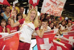 Rückkehr aus Peking: Linda Züblin wird nach ihrer Rückkehr von den Olympischen Spielen in Peking im August 2008 von Fans am Flughafen empfangen. (Bild: WALTER BIERI (KEYSTONE))