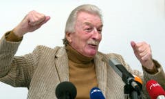 Bandleader James Last kündigt auf einer Pressekonferenz in Berlin am 6. November 2003 seine Jubiläumstournee an. Er verkaufte Millionen Platten und CDs. (Bild: Keystone)