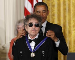 US-Präsident Barack Obama verleiht Dylan 2012 während einer Zeremonie im Weissen Haus die Freiheitsmedaille. (Bild: Keystone)