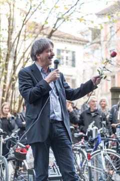 Paul Rechsteiner spricht zu seinen Unterstützern. (Bild: Hanspeter Schiess)
