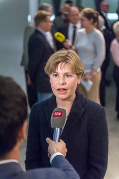 Vorne beantwortet Esther Friedli Fragen, im Hintergrund ihr Lebenspartner Toni Brunner. (Bild: Michel Canonica)