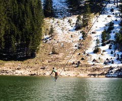 Bei seinem ersten Versuch landete Samuel Volery mehrmals im drei Grad kalten Wasser. (Bild: Tobias/Rodenkirch/Martin Knobel)