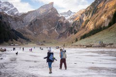 Die Ostschweiz läuft Schlittschuh auf dem Seealpsee (Bild: Urs Bucher)