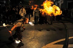 Ein Feuerspucker in Aktion. (Bild: Reto Martin)