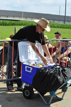 Die Kühlboxen stehen bereit. (Bild: Mario Testa)