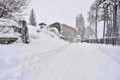 Eine dicke Schneedecke liegt über Amatrice, dem Ort, der vor fünf Monaten von Erdbeben stark betroffen war. 300 Personen kaman damals ums Leben. (Bild: EPA/Emiliano Grillotti)