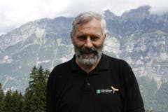 Willi Marthy ist 66 Jahre alt und gelernter Förster. Er ist ein Naturmensch und sorgt dafür, dass die Wanderwege korrekt markiert sind. (Bild: Jolanda Riedener)