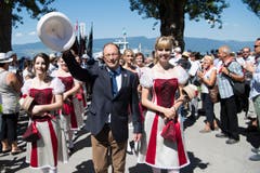 Albert Bachmann, OK-Präsident Estavayer 2016, in Begleitung von Ehrendamen am Fahnenempfang. (Bild: Keystone / Jean-Christophe Bott)
