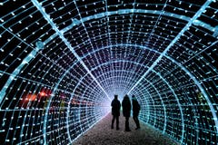In Vevey konnte man im November Europas längsten Lichtertunnel bestaunen. Für das 50 Meter lange Kunstwerk wurden 28'750 Lichter, 25 Ringe und 1150 Girlanden benötigt. (Bild: LAURENT GILLIERON (KEYSTONE))