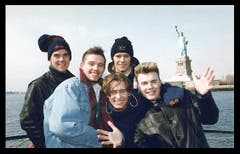 Den Sprung über den grossen Teich schaffte Robbie Williams (l.) mit Take That im Jahr 1995. (Bild: Facebook)