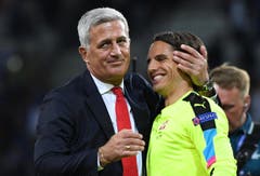 Erleichterung bei Nati-Trainer Vladimir Petkovic (links) und Torhüter Yann Sommer nach der Achtelfinal-Qualifikation. (Bild: AP / Geert Vanden Wijngaert)