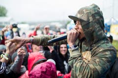 US-Rapper Buckshot feiert mit den Fans. (Bild: Keystone)