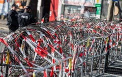 Rund um die EZB wurden Absperrgitter und Stacheldraht angebracht. (Bild: Keystone)