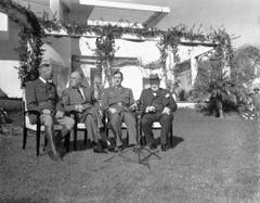 Auf der Casablanca-Konferenz im Januar 1943 setzen unter anderem Henri Giraud, Hochkommissar von Französisch Nord- und Westafrika, US-Präsident Franklin D. Roosevelt, General Charles de Gaulle und Winston Churchill (v.l.) die Kriegsstrategie fest. (Bild: Keystone)