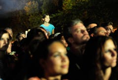 Das Publikum lauscht dem Auftritt von Toto. (Bild: Reto Martin)