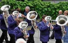 Parade der Instrumente - die Musikanten im zweiten, Zuschauer im dritten Glied. (Bild: Hanspeter Schiess)