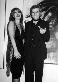 Auch in den USA war Giger eine grosse Figur: Hier im April 1980 mit dem Model Anneka Vasta in New York. (Bild: Keystone)
