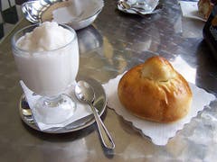Granita: Ein Frühstück aus Sorbetglace und Brioche, das die Italiener gerne essen. (Bild: Wikipedia/Sebastian Fischer)