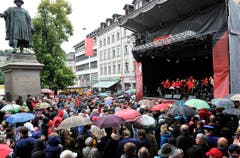 Grosses Publikumsinteresse an den Aufführungen in der Stadt - trotz des schlechten Wetters. (Bild: Keystone)