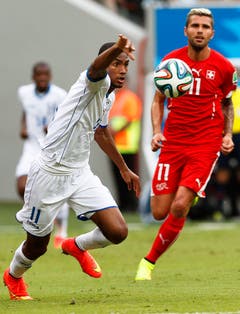 Jerry Bengtson (links) aus Honduras im Zweikampf mit Valon Behrami. (Bild: Keystone)